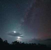 voie lactée et étoiles de nuit dans les champs photo