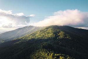 vue panoramique sur les montagnes contre le ciel pendant le coucher du soleil photo