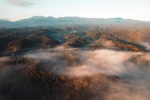 volant au-dessus des nuages lever de soleil et brouillard photo