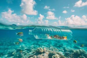 Plastique bouteille avec petit tropique des poissons à l'intérieur flottant en dessous de le eau de mer. photo