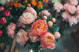 beaucoup différent pivoines dans une verre des vases dans une moderne fleur magasin. photo