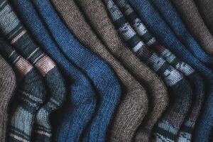 main tricoté chaussettes dans différent couleurs. concept pour Fait main et hygge lent vie. photo