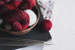 écheveaux et des balles de la laine fil pour main tricot dans une panier. concept pour Fait main. photo
