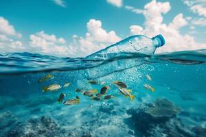 Plastique bouteille avec petit tropique des poissons à l'intérieur flottant en dessous de le eau de mer. photo