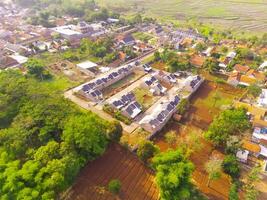 Haut vue petit logement. aérien la photographie. aérien panorama plus de petit isolé logement complexe. coup de une drone en volant 200 mètres haut. cikancung, Indonésie photo