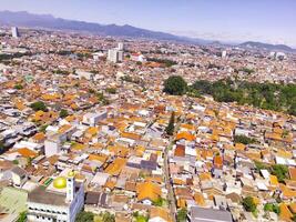 aérien paysage de un surpeuplé Résidentiel district de bandung ville. vue de le dense Résidentiel paysage dans Downton. aérien la photographie. social questions. coup de une en volant drone photo