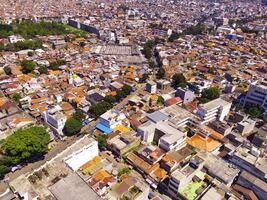 aérien paysage de un surpeuplé Résidentiel district de bandung ville. vue de le dense Résidentiel paysage dans Downton. aérien la photographie. social questions. coup de une en volant drone photo