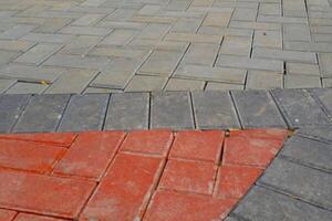 Contexte la photographie. texturé arrière-plans. détail de route texture avec pavage blocs. carré pavage blocs peint dans gris et rouge. bandung, Indonésie photo