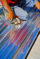 industriel la photographie. construction travaux. photo de une ouvriers mains Coupe une métal pont. Coupe métal plate-forme en utilisant une broyeur. bandung - Indonésie, Asie