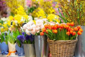 premier printemps fleurs. vente de fleur bouquets pour le vacances. paniers avec tulipes et des roses. photo
