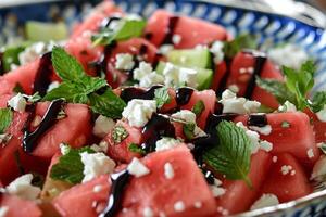 une rafraîchissant pastèque salade avec feta fromage, menthe et une balsamique glaçage. photo