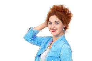 portrait de une magnifique de bonne humeur roux fille avec frisé cheveux souriant et en riant, à la recherche à le caméra sur une blanc Contexte. photo