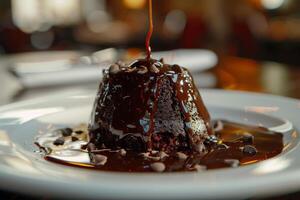 lave gâteau trempé dans Chocolat sauce photo