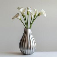 élégant métal vase en portant une bouquet de fleurs de lys. photo