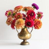 ancien style laiton vase en portant une bouquet de coloré dahlias. photo