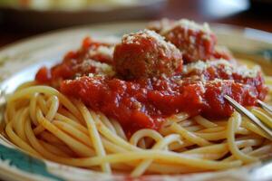 spaghetti surmonté avec riches tomate sauce et Boulettes de viande photo