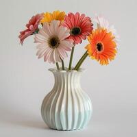 une d'inspiration rétro céramique vase détient une grappe de vibrant gerbera fleurs. photo