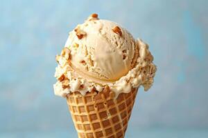 une scoop de crémeux et noisette Noisette gelato dans une sucre cône photo