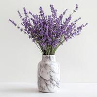 une lisse marbre vase détient une bouquet de parfumé lavande fleurs. photo