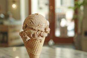 une scoop de crémeux et noisette Noisette gelato dans une sucre cône photo