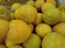 Jaune prunes dans marché photo