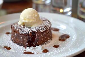 humide Chocolat lave gâteau surmonté avec vanille la glace crème. photo