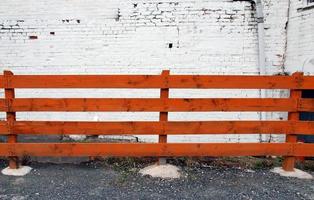 clôture en bois isolée sur mur blanc photo