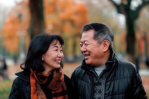 content personnes âgées couple ayant une bien temps à le parc. photo