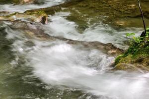 Montagne courant dans le forêt - longue exposition et écoulement l'eau photo