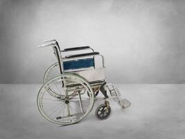 vide fauteuil roulant dans un vide pièce photo