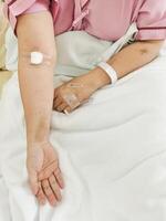 bras de femme mensonge malade dans hôpital photo