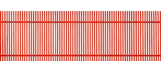 rouge verticale en bois clôture sur blanc Contexte photo