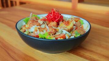 Haut vue de une bol de gado-gado saupoudré avec cacahuète sauce, adapté pour assaisonnement saté, cétoprak, et autres photo