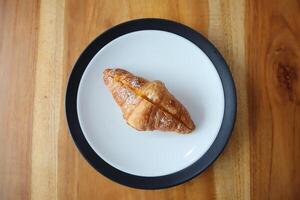 une assiette de fumé du boeuf des croissants sur le table Contexte photo