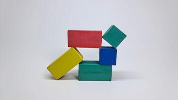 empiler de coloré puzzle blocs sur blanc surface photo