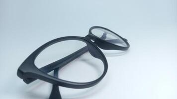 une paire de des lunettes sur une blanc surface photo