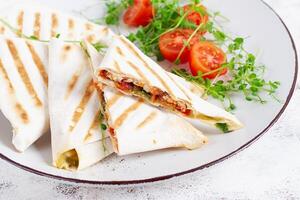 savoureux petit déjeuner avec lavash. mexicain cuisine. tendance nourriture avec Pita pain, fromage, tomates et épinard photo