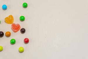 cœur en forme de bonbons et multi coloré bonbons sur isolé sur blanc Contexte. photo