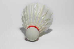 blanc plume volants badminton isolé sur blanche. photo