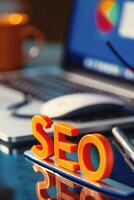 seo concept, chercher moteur optimisation, Orange des lettres sur Bureau bureau, portable Contexte photo