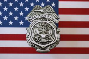 Kyiv, Ukraine - Mars 9, 2024 nous armée militaire police badge sur uni États de Amérique drapeau photo