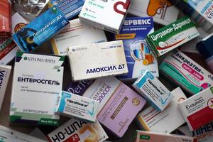 Kyiv, Ukraine - novembre 27, 2023 beaucoup des boites de pilules et capsules empilés dans pharmacie drogue boutique photo