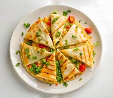 Haut vue de poulet et fromage Quesadillas sur une assiette photo