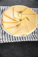 fromage raclette savoureux en mangeant apéritif repas nourriture casse-croûte sur le table copie espace nourriture Contexte photo