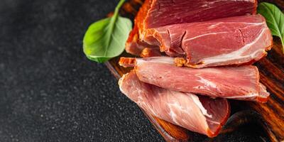 porc fumé Viande apéritif en mangeant repas nourriture casse-croûte sur le table copie espace nourriture Contexte rustique photo