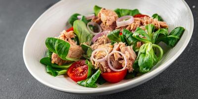 salade thon, tomate, vert feuille salade en bonne santé en mangeant cuisine apéritif repas nourriture casse-croûte sur le table copie espace nourriture Contexte rustique photo