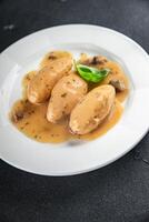 quenelles Viande porc champignon sauce en mangeant cuisine apéritif repas nourriture casse-croûte sur le table copie espace nourriture Contexte rustique Haut vue photo