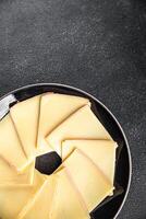 raclette fromage savoureux en mangeant cuisine apéritif repas nourriture casse-croûte sur le table copie espace nourriture Contexte photo