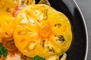 tomate salade Jaune tranche cuisine apéritif repas nourriture casse-croûte sur le table copie espace nourriture Contexte rustique Haut vue végétarien végétalien nourriture photo