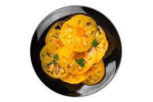 tomate salade Jaune tranche cuisine apéritif repas nourriture casse-croûte sur le table copie espace nourriture Contexte rustique Haut vue végétarien végétalien nourriture photo